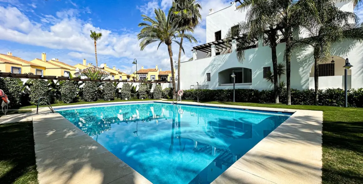 Venta de apartamento en planta baja en Puerto Banús 25