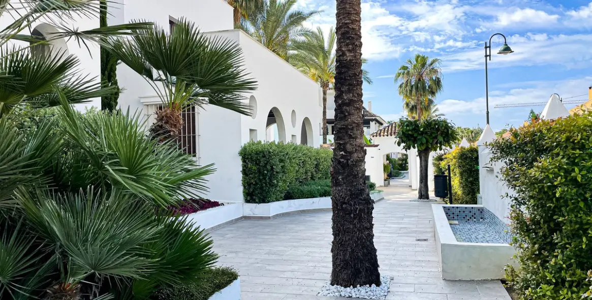 Venta de apartamento en planta baja en Puerto Banús 26