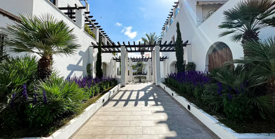 Venta de apartamento en planta baja en Puerto Banús 27