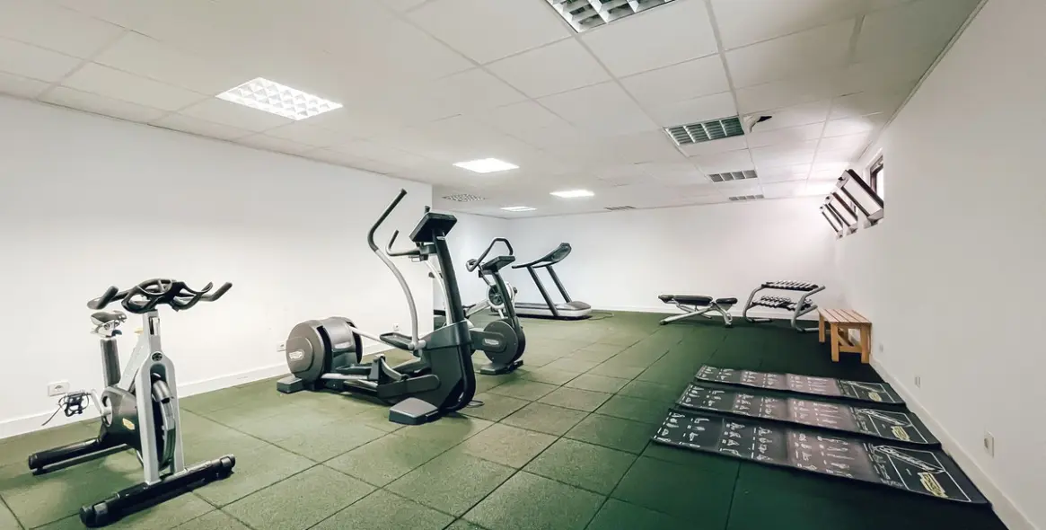 Venta de apartamento en planta baja en Puerto Banús 28