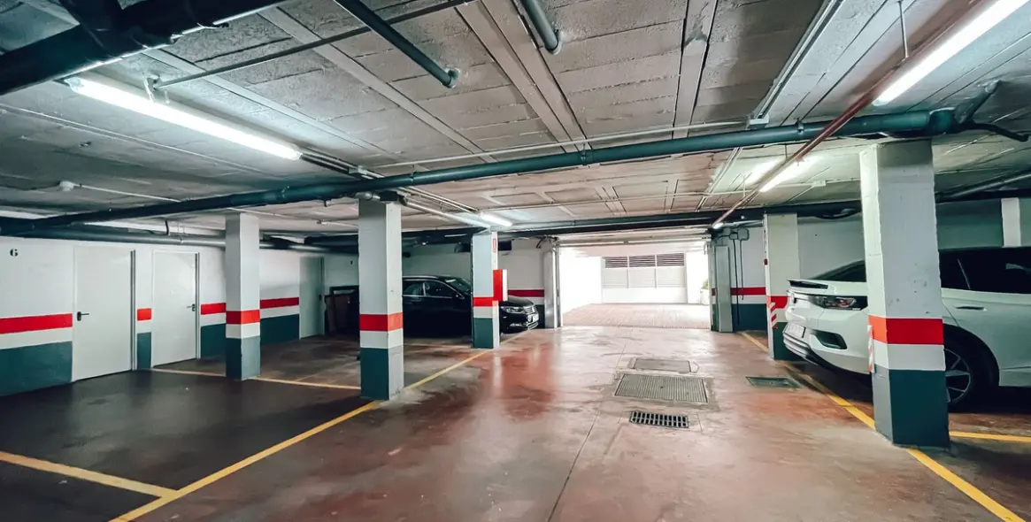 Venta de apartamento en planta baja en Puerto Banús 29