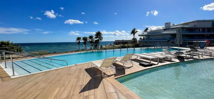 Продажа апартаментов на первом этаже в Estepona 0