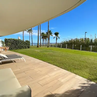 Продажа апартаментов на первом этаже в Estepona