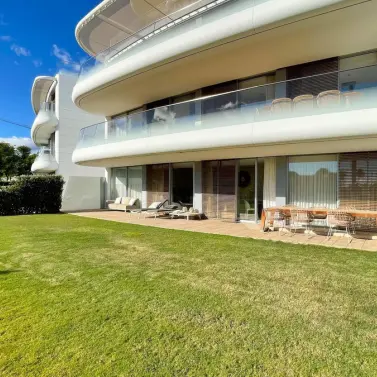 Продажа апартаментов на первом этаже в Estepona