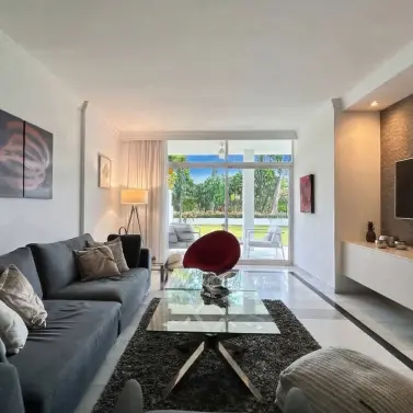 Sale of middle floor apartment in Puerto Banús