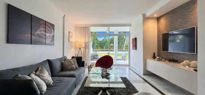 Sale of middle floor apartment in Puerto Banús 1