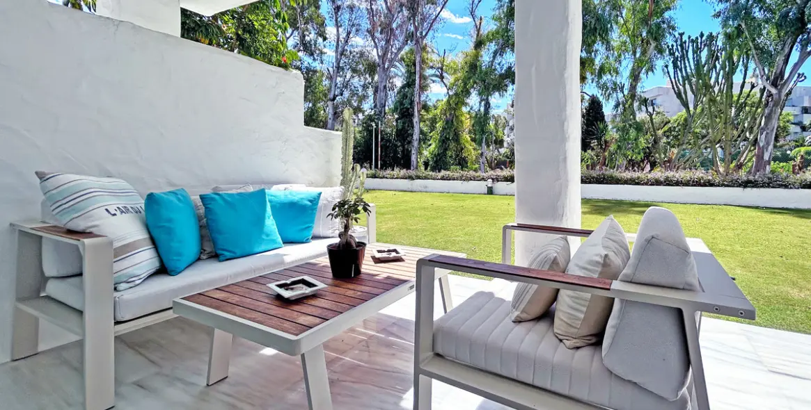 Sale of middle floor apartment in Puerto Banús 12
