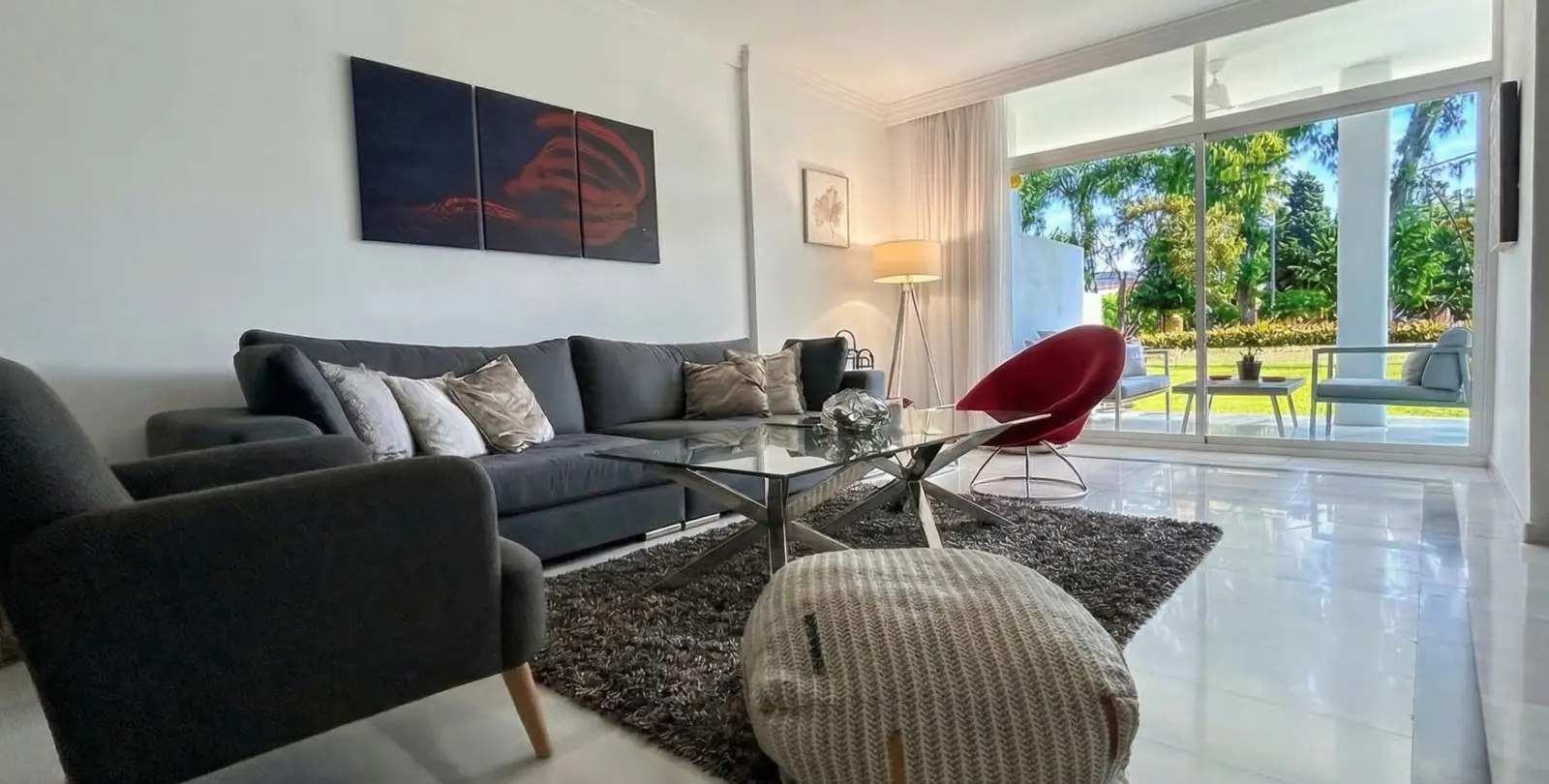 Sale of middle floor apartment in Puerto Banús 1