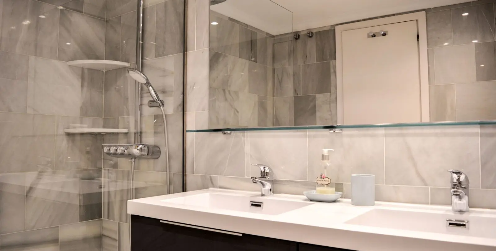 Sale of middle floor apartment in Puerto Banús 9