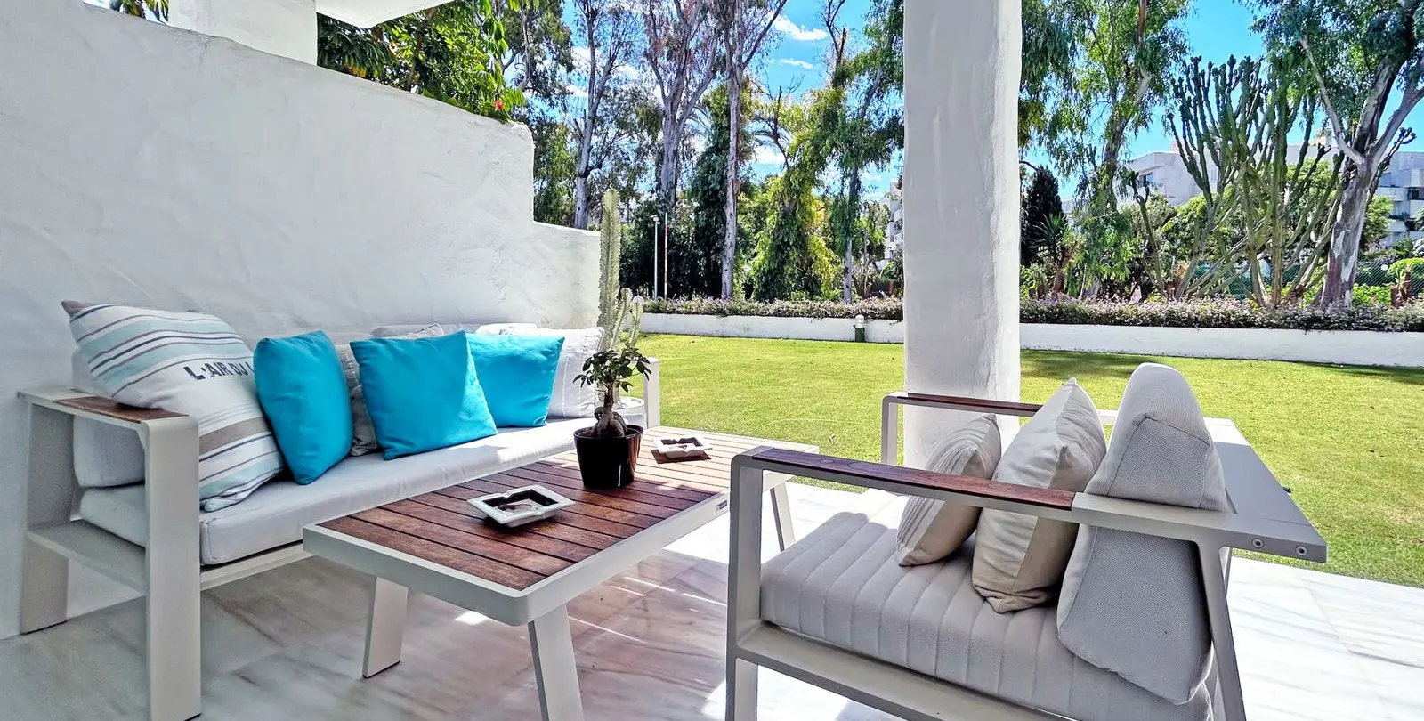Sale of middle floor apartment in Puerto Banús 12