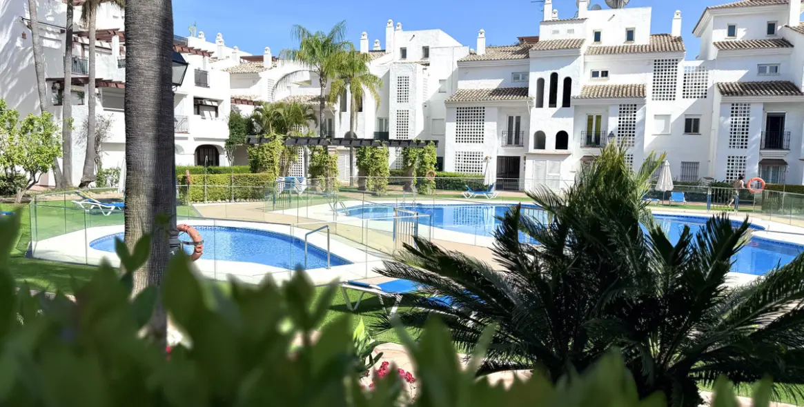 Venta de apartamento en planta media en Marbella 1