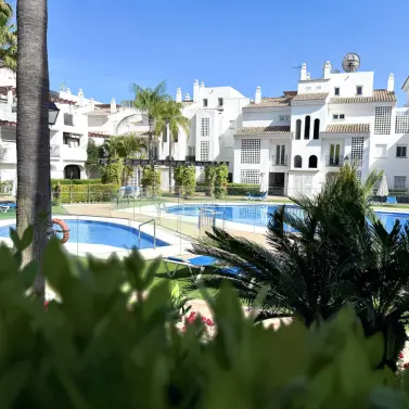 Venta de apartamento en planta media en Marbella