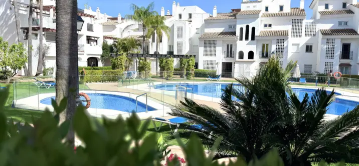 Venta de apartamento en planta media en Marbella 0