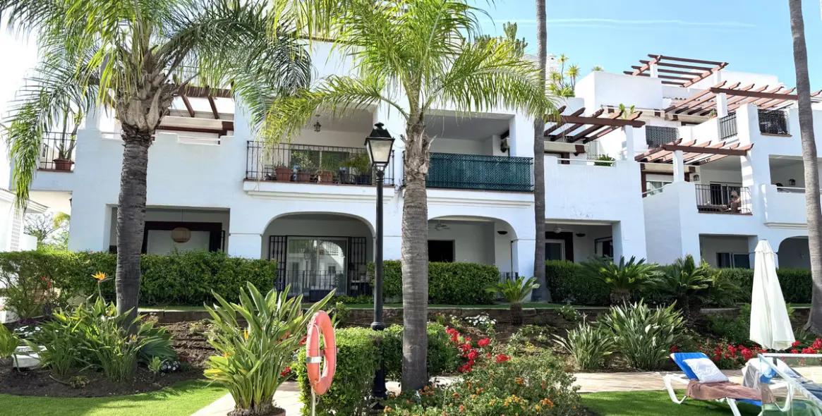 Venta de apartamento en planta media en Marbella 2