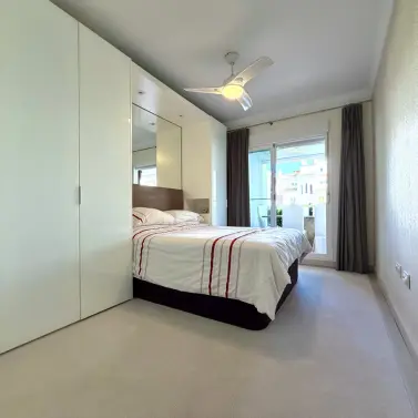 Venta de apartamento en planta media en Marbella