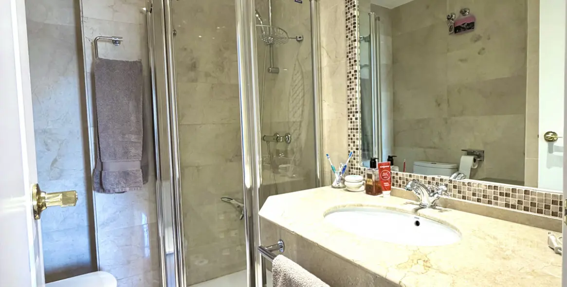 Venta de apartamento en planta media en Marbella 6