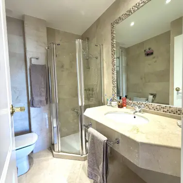 Venta de apartamento en planta media en Marbella