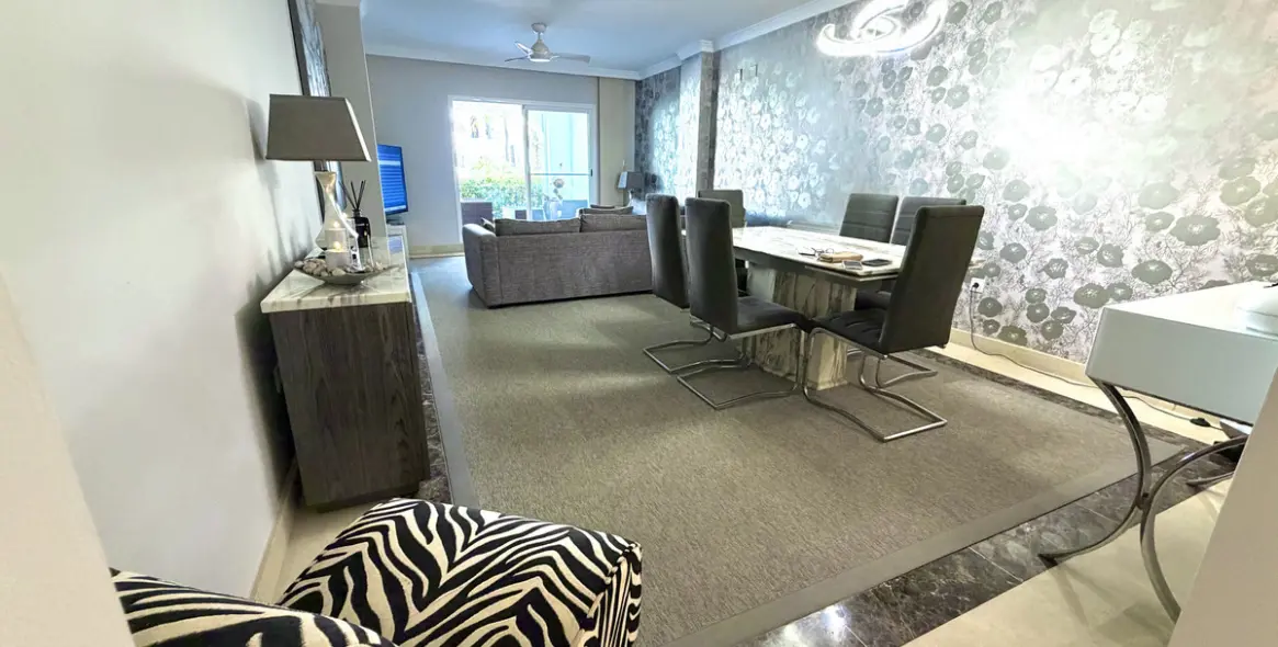 Venta de apartamento en planta media en Marbella 16