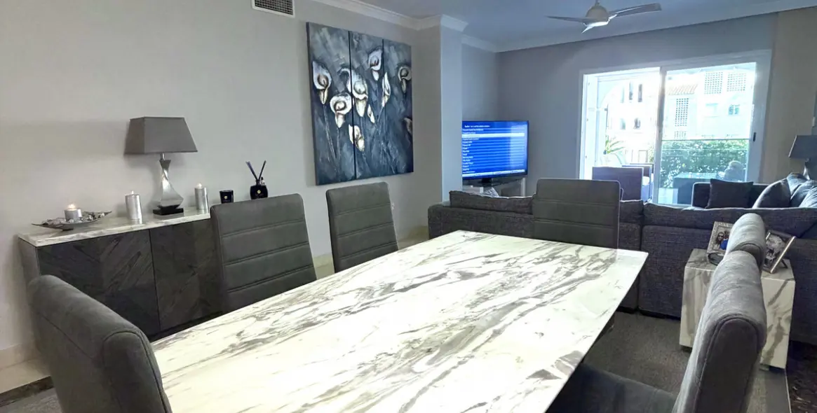 Venta de apartamento en planta media en Marbella 24