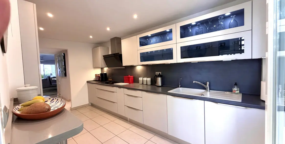 Venta de apartamento en planta media en Marbella 30