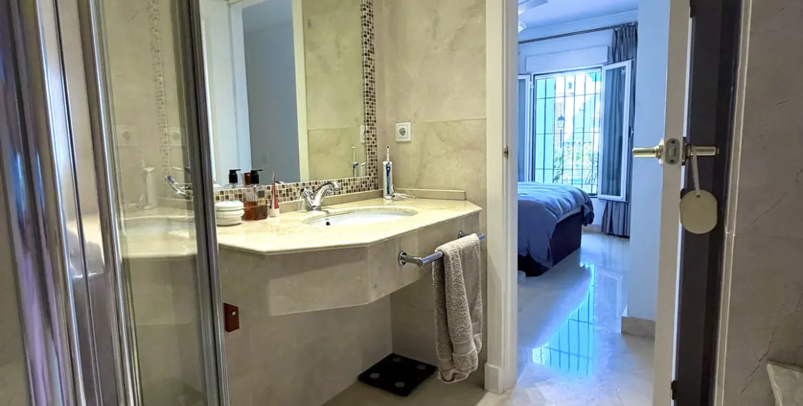 Venta de apartamento en planta media en Marbella 41