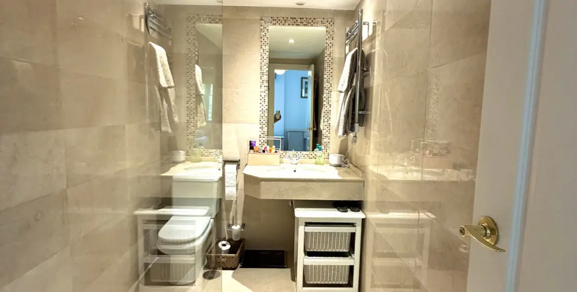 Venta de apartamento en planta media en Marbella 52