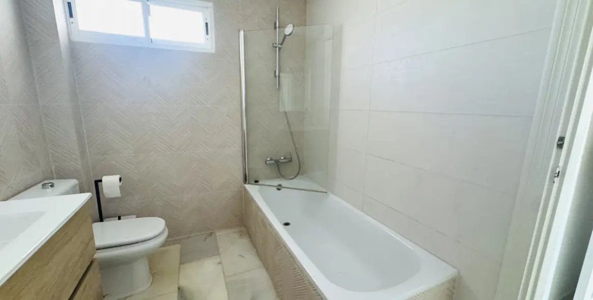 Долгосрочная аренда апартаментов на среднем этаже в San Pedro de Alcántara 15