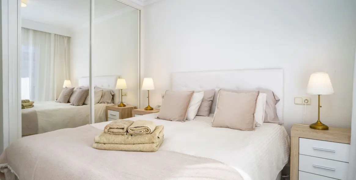 Venta de apartamento en planta media en Puerto Banús 1