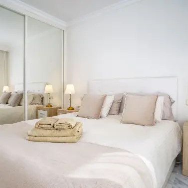 Venta de apartamento en planta media en Puerto Banús