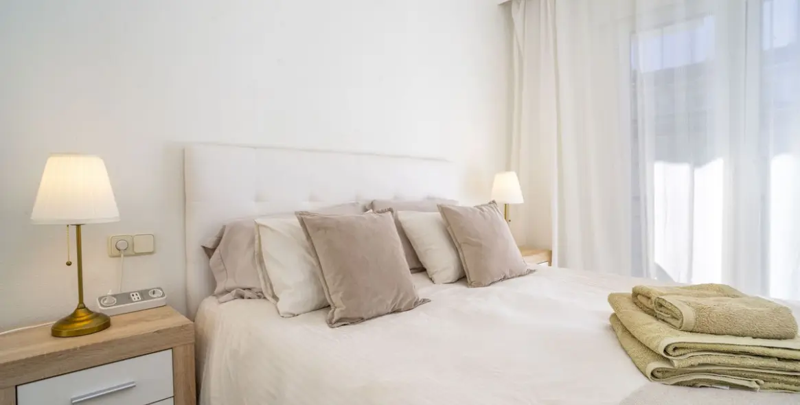 Venta de apartamento en planta media en Puerto Banús 2