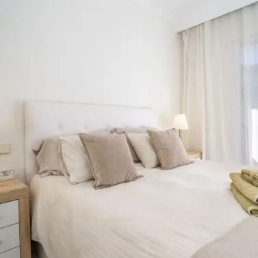 Venta de apartamento en planta media en Puerto Banús