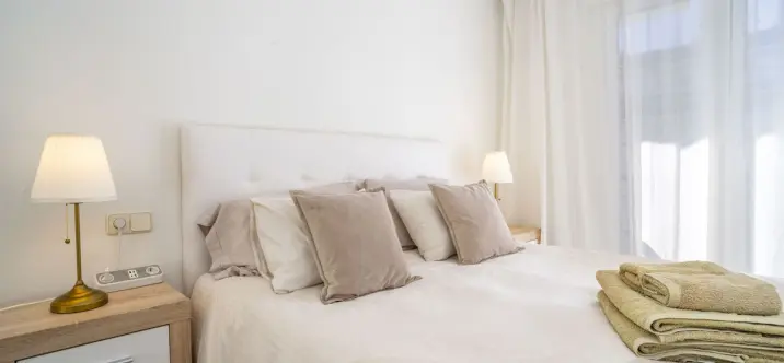 Venta de apartamento en planta media en Puerto Banús 1