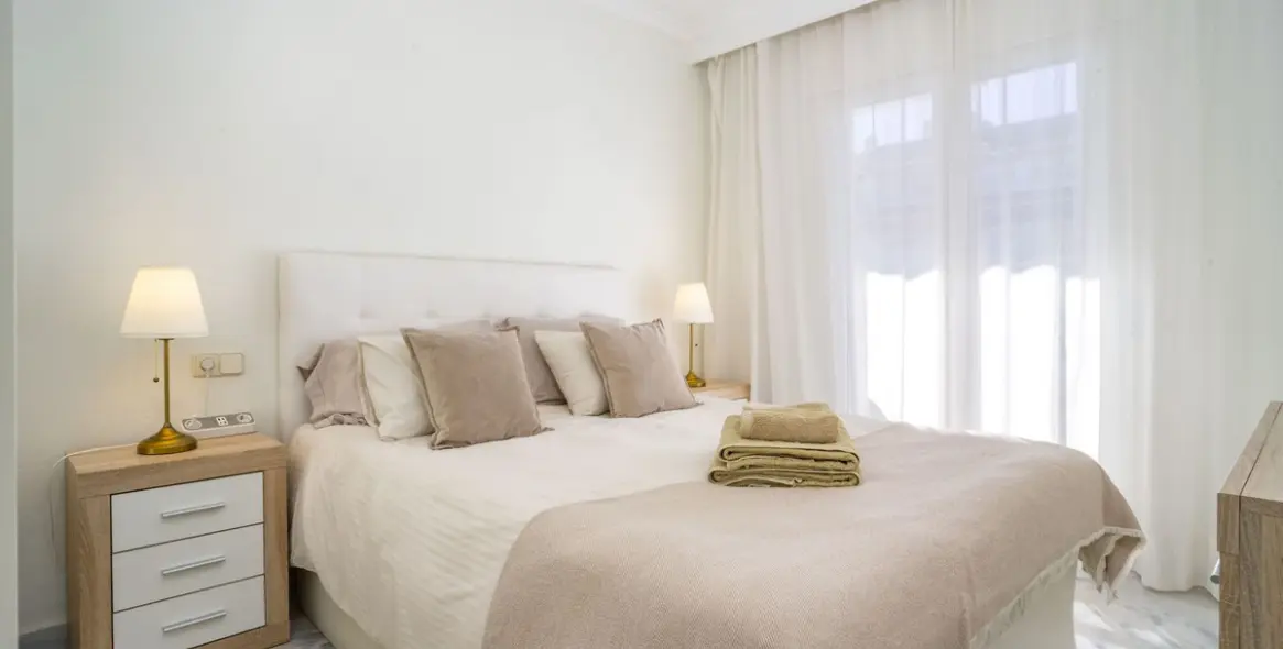 Venta de apartamento en planta media en Puerto Banús 3