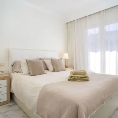 Venta de apartamento en planta media en Puerto Banús