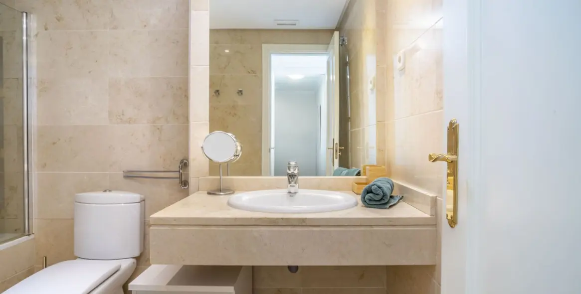 Venta de apartamento en planta media en Puerto Banús 4