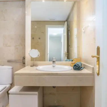 Venta de apartamento en planta media en Puerto Banús