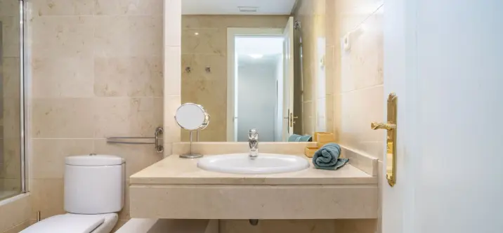 Venta de apartamento en planta media en Puerto Banús 3