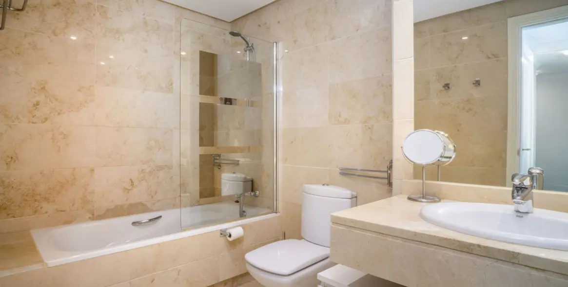 Venta de apartamento en planta media en Puerto Banús 5