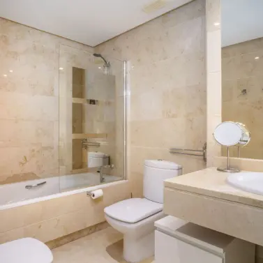 Venta de apartamento en planta media en Puerto Banús