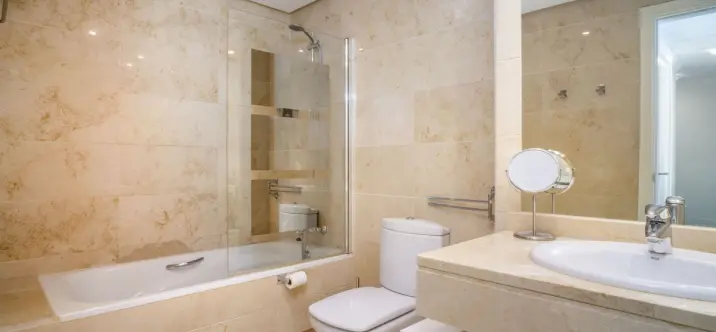 Venta de apartamento en planta media en Puerto Banús 4