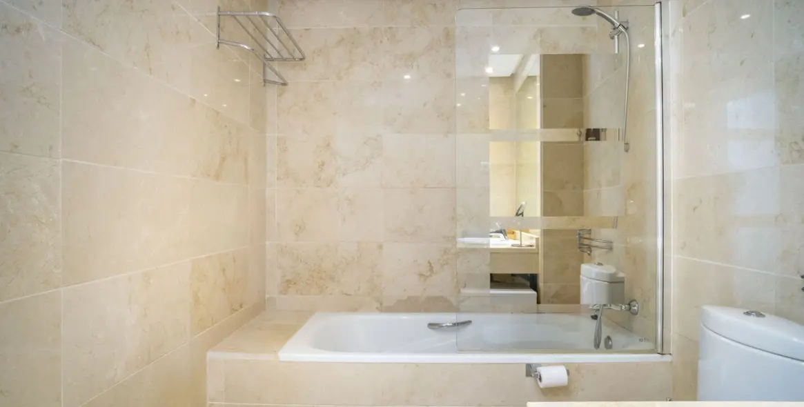 Venta de apartamento en planta media en Puerto Banús 6