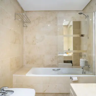 Venta de apartamento en planta media en Puerto Banús