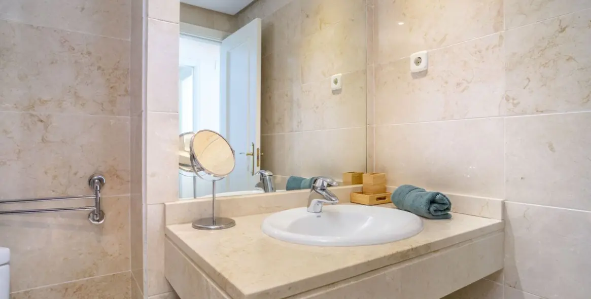 Venta de apartamento en planta media en Puerto Banús 7