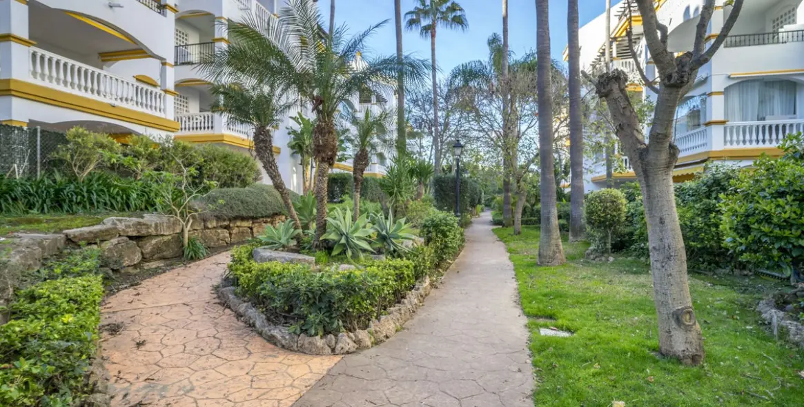 Venta de apartamento en planta media en Puerto Banús 9