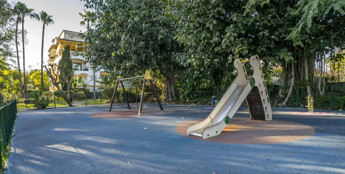 Venta de apartamento en planta media en Puerto Banús 11