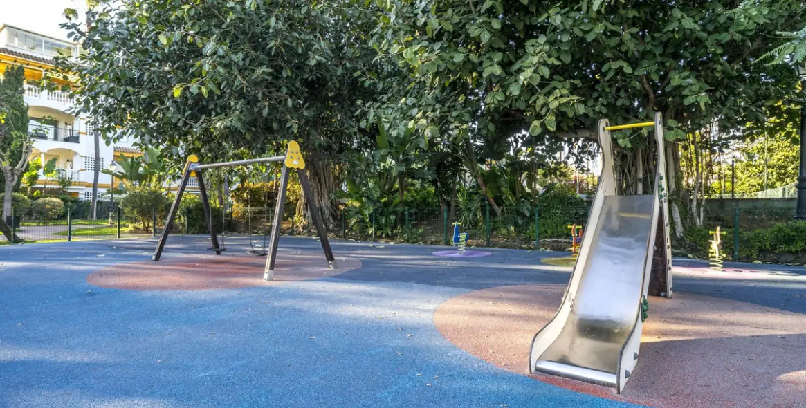 Venta de apartamento en planta media en Puerto Banús 12