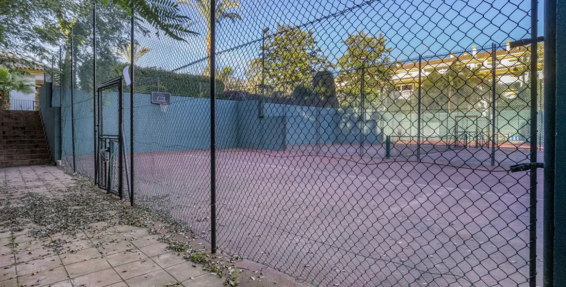 Venta de apartamento en planta media en Puerto Banús 13