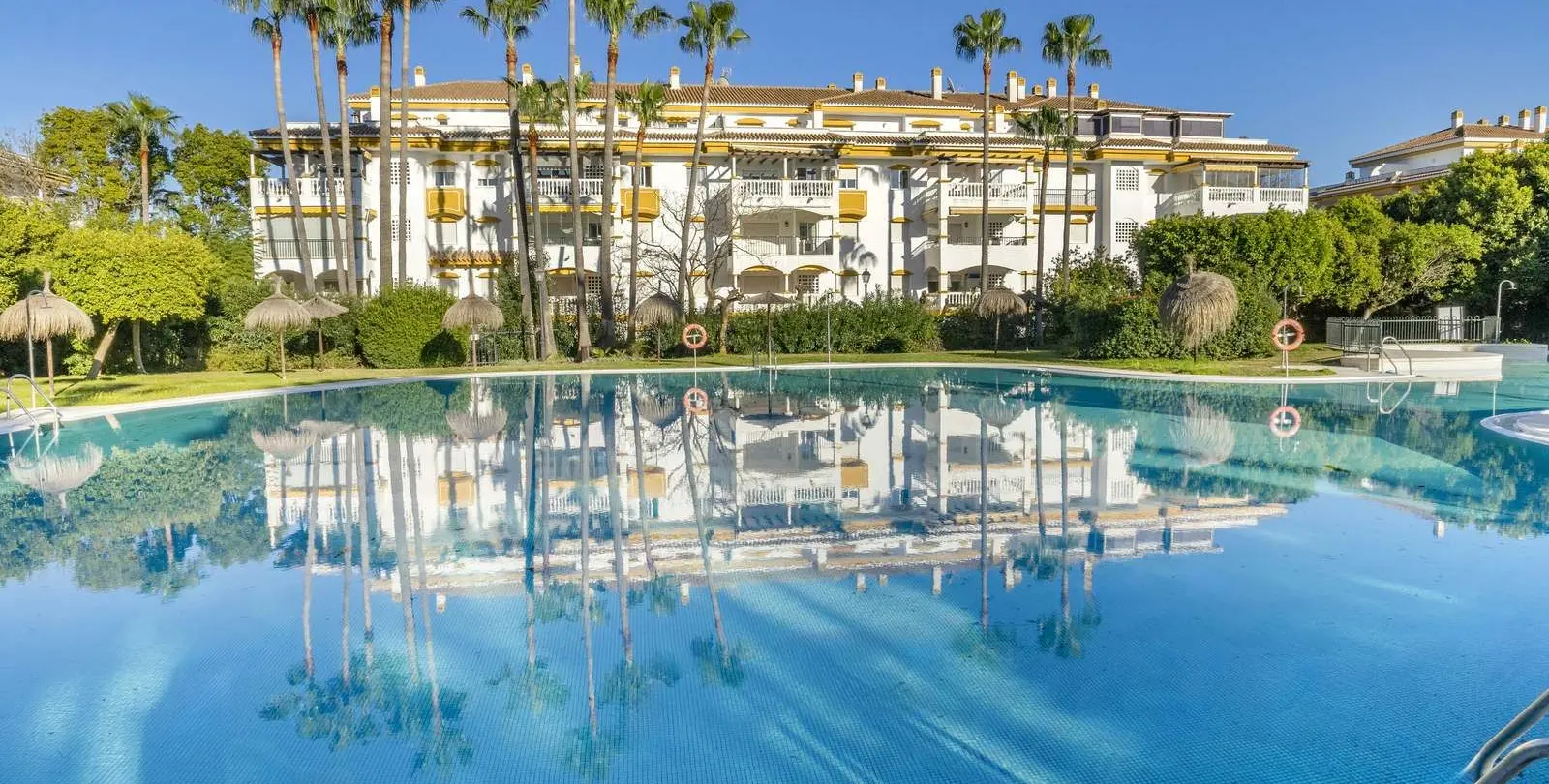 Venta de apartamento en planta media en Marbella 2