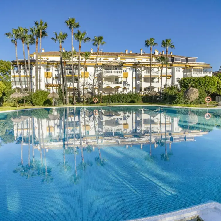 Sale of middle floor apartment in Marbella