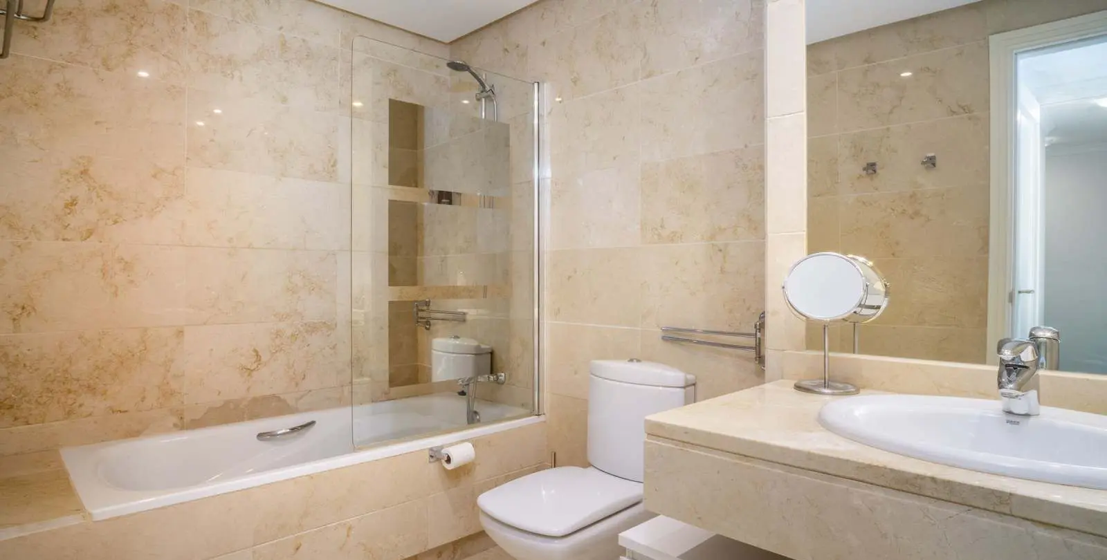 Venta de apartamento en planta media en Marbella 13